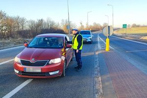 policjanci kontrolują trzeźwość kierujących