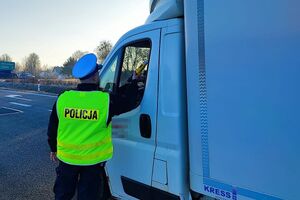 policjanci kontrolują trzeźwość kierujących