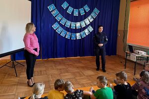 policjantka na spotkaniu z dziećmi w szkole