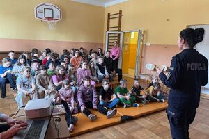 policjantka na spotkaniu z dziećmi w szkole