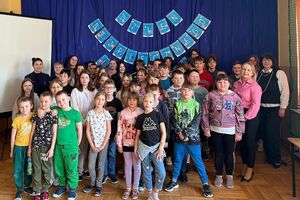 policjantka na spotkaniu z dziećmi w szkole