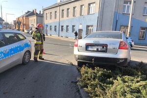 audi po kolizji na wysepce drogowej