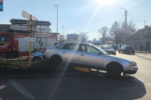 audi po kolizji na wysepce drogowej