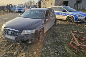 audi zatrzymane przez policjantów, widać przebite opony