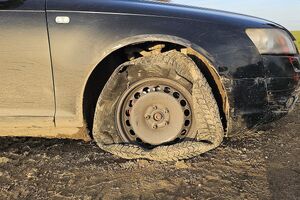 audi zatrzymane przez policjantów, widać przebite opony