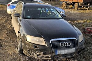 audi zatrzymane przez policjantów, widać przebite opony