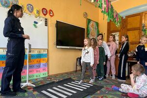 dzieci uczą się pokonywanie przejścia dla pieszych