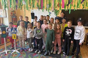 wspólne zdjęcie dzieci z policjantką