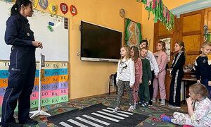 dzieci uczą się pokonywanie przejścia dla pieszych