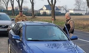 strażacy przy pojeździe