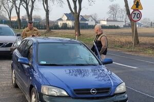 strażacy przy pojeździe