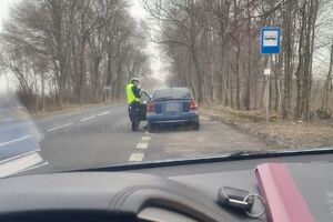 policjant przy pojeździe