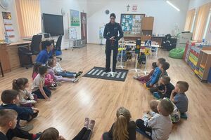 policjantka rozmawia z dziećmi