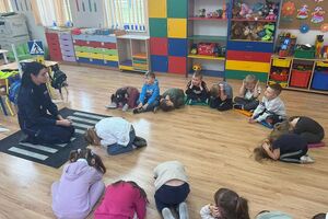 policjantka rozmawia z dziećmi