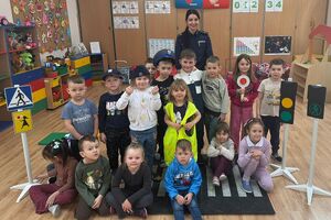 wspólne zdjęcie dzieci z policjantką