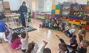 policjantka na spotkaniu z dziećmi
