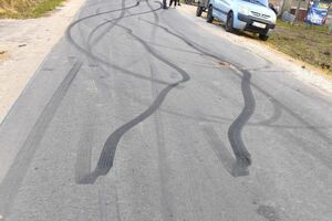 ślady kół na asfalcie