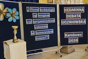 Tablice z napisami "Nowe technologie są wrogiem czy sprzymierzeńcem człowieka w nowoczesnym świecie" i "III Gminna Debata Uczniowska Karnkowo 20206"