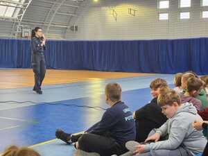 Policjanta stoi i rozmawia z uczniami