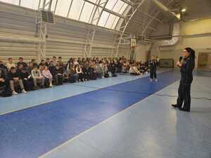 Policjantka stoi i rozmawia z uczniami