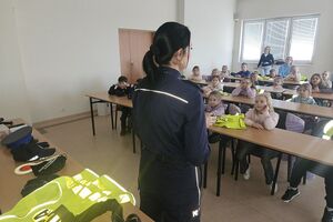 policjantka rozmawia z dziećmi