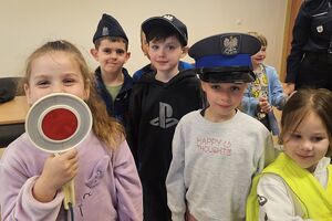 dzieci w czapkach policyjnych i z policyjnym "lizakiem"