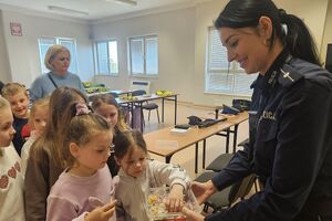 policjantka częstuje dzieci