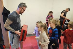 dzieci ćwiczą z policjantem