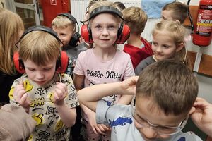 dzieci na strzelnicy w ochronnikach wzroku i słuchu