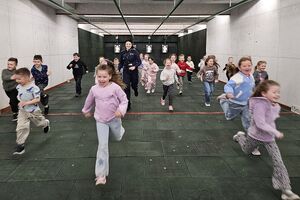 biegnące dzieci na strzelnicy