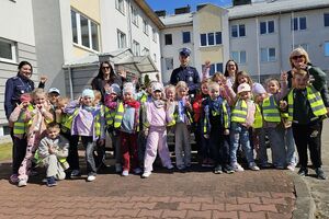 wspólne zdjęcie dzieci z policjantami