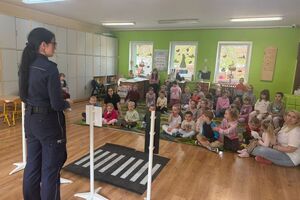 policjantka rozmawia z dziećmi