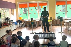 policjantka rozmawia z dziećmi