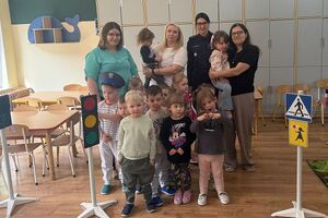 zdjęcie policjantki z grupą dzieci