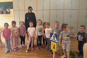 zdjęcie policjantki z grupą dzieci