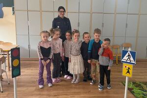 zdjęcie policjantki z grupą dzieci
