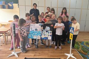 zdjęcie policjantki z grupą dzieci