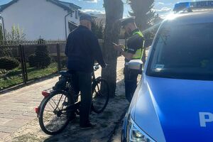 Policjant rozmawia z rowerzystą