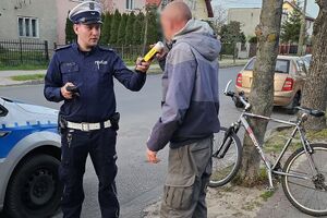 policjant sprawdza trzeźwość rowerzysty