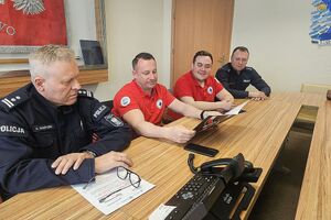 policjanci podczas spotkania z woprowcami