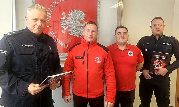 policjanci podczas spotkania z woprowcami