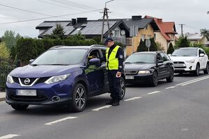 policjanci sprawdzają trzeźwość kierujących