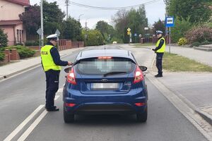 policjanci sprawdzają trzeźwość kierujących