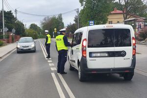 policjanci sprawdzają trzeźwość kierujących