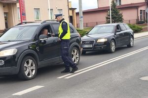 policjanci sprawdzają trzeźwość kierujących