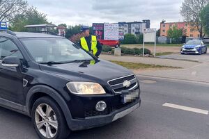 policjanci sprawdzają trzeźwość kierujących