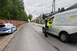 policjanci sprawdzają trzeźwość kierujących