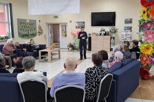 policjantka rozmawia z seniorami