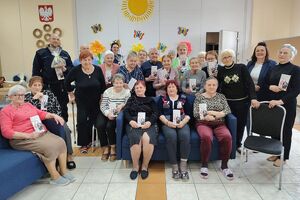 wspólne zdjęcie policjantów z seniorami