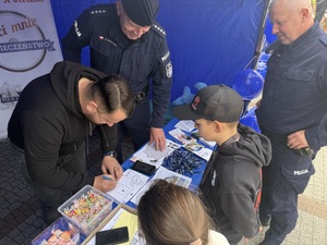 Policjanci przy stoisku profilaktycznym